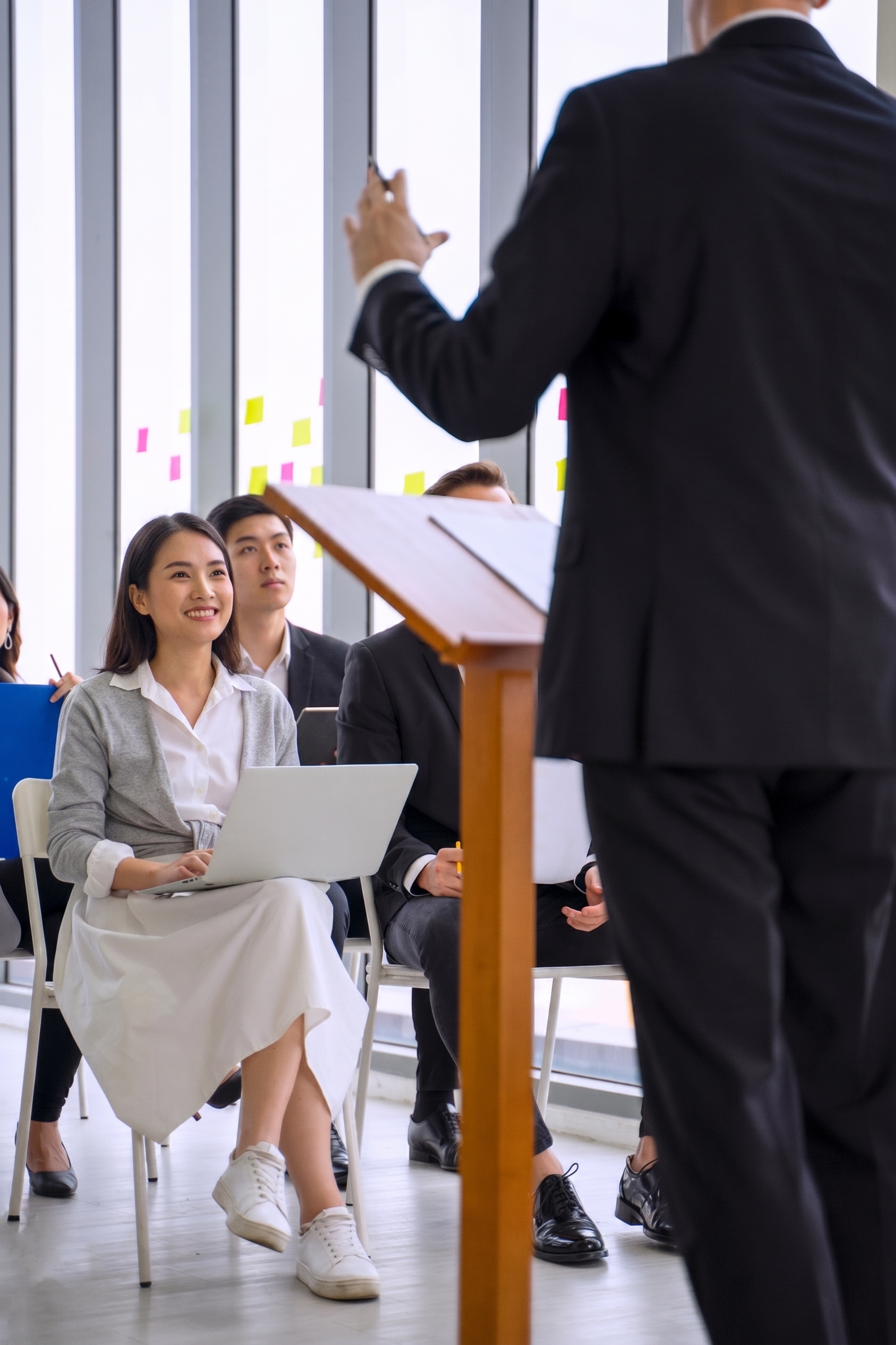 Nữ quản lý phát biểu với nhóm trong cuộc họp