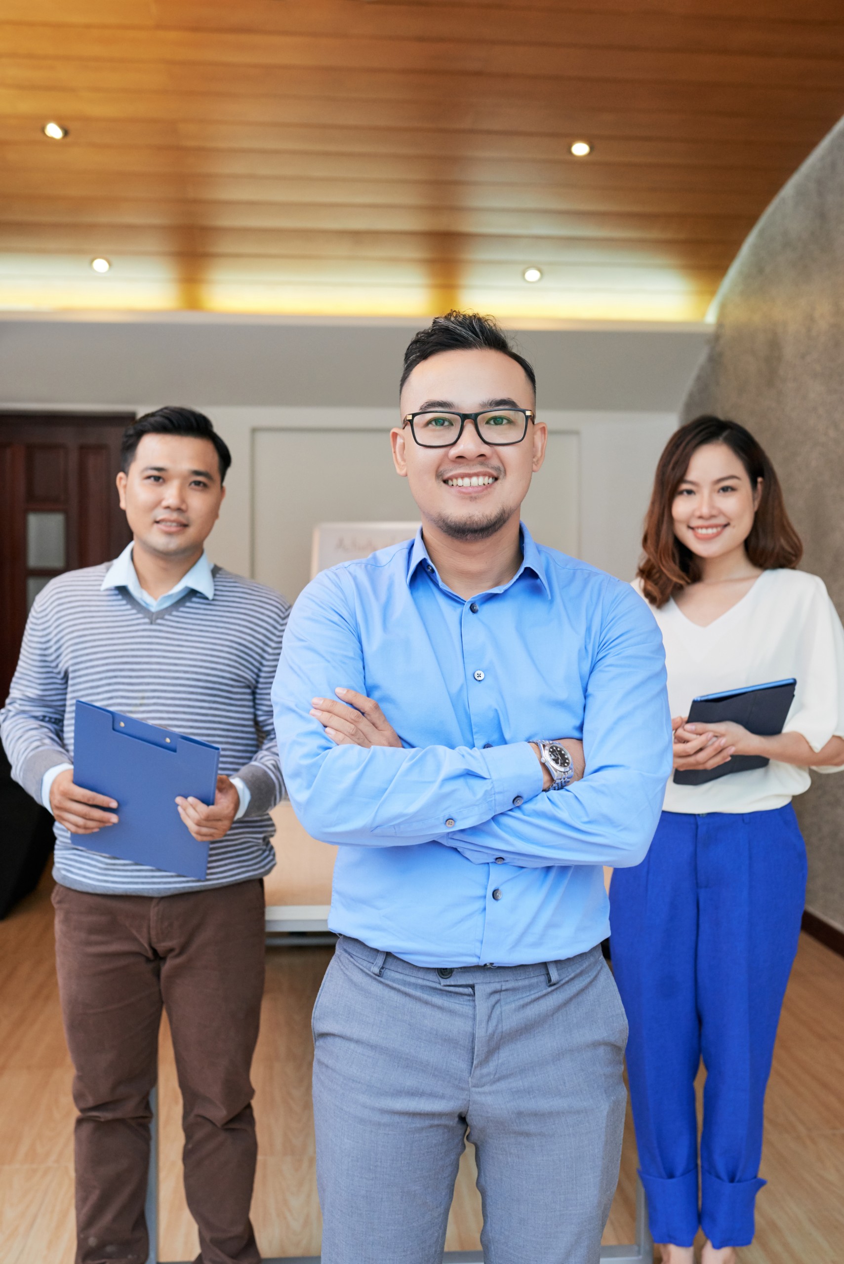 Nữ doanh nhân tươi cười